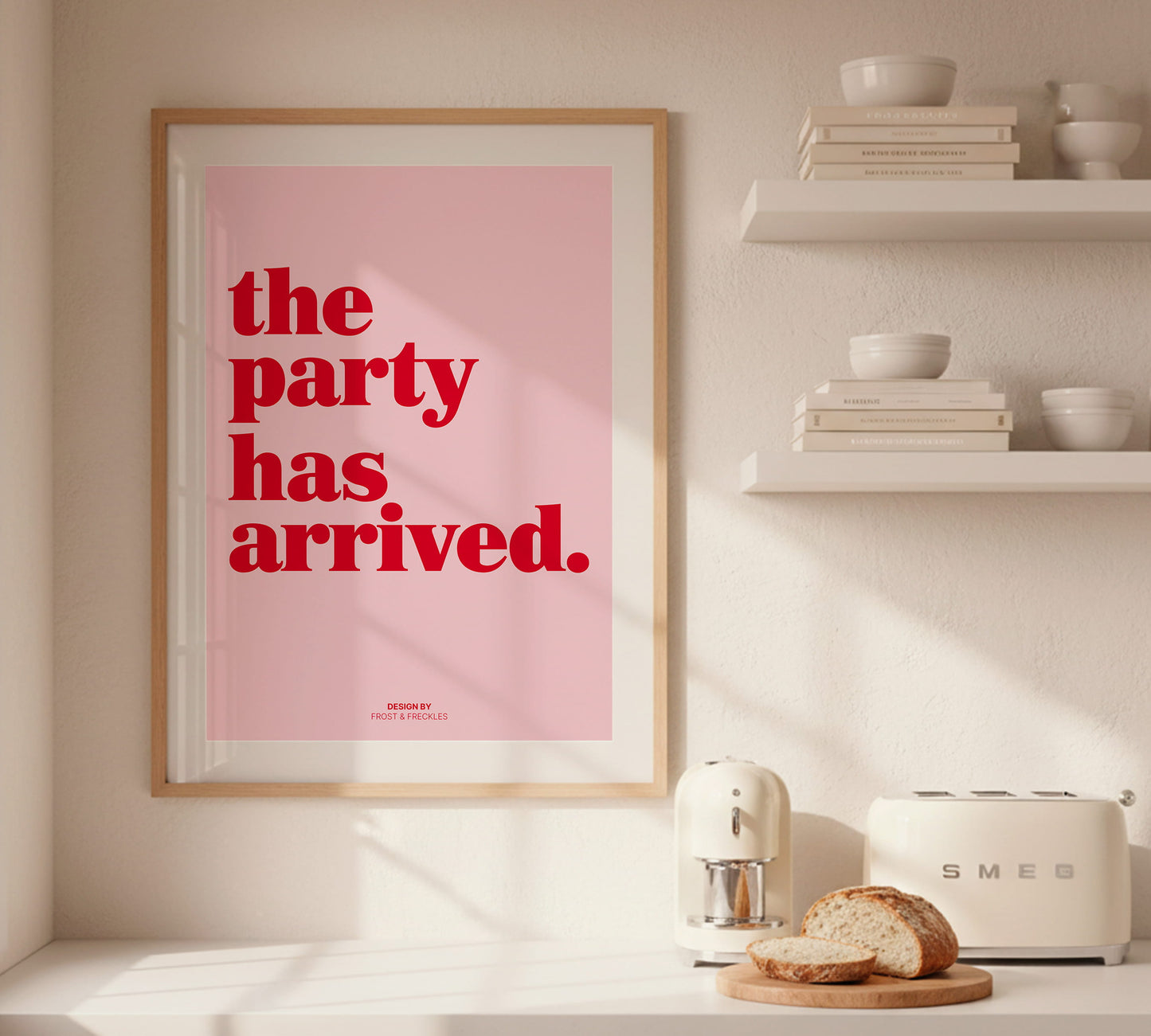 Ein buntes Dopamine Decor Spruch-Poster als ausgefallene Geschenkidee für Frauen und Party-Liebhaber mit dem Bill Kaulitz Spruch "The party has arrived"