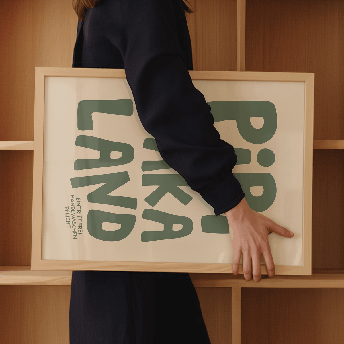 Detailansicht des matten Salbeigrüns und der feinen Papiertextur des Pipi Kaka Land Prints.