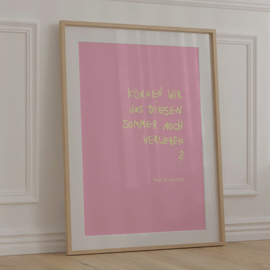 Gerahmtes romantisches Sommer-Poster an einer pastellfarbenen Wand