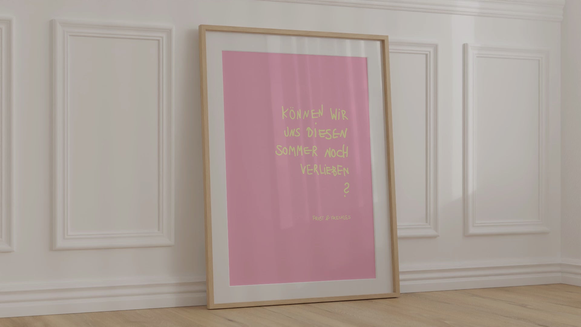 Gerahmtes romantisches Sommer-Poster an einer pastellfarbenen Wand