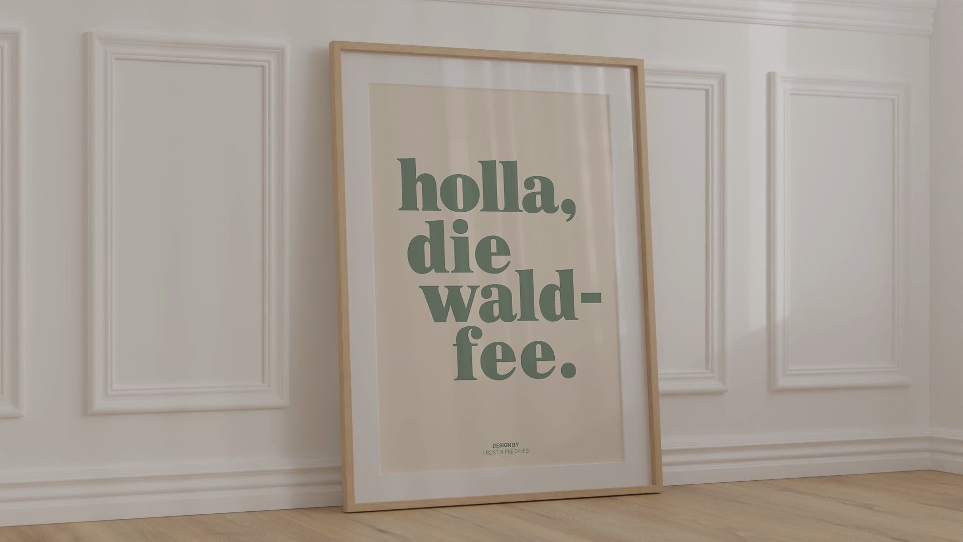 Minimalistisches Typografie Poster mit dem Spruch Holla die Waldfee als moderne Wandkunst, gerahmt an Wohnzimmerwand