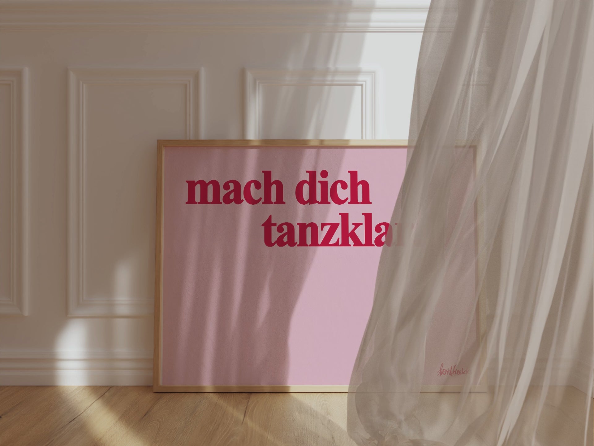 Gerahmtes Poster in horizontalem Format zeigt den Spruch "mach dich tanzklar" in roter Schrift auf pinkem Hintergrund.