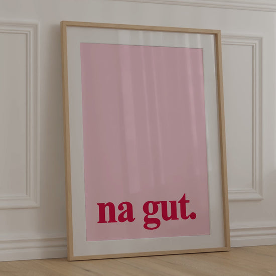 Modernes, deutsches Typografie Poster mit "Na Gut" Aufschrift, in knalligen pinken Farben; gerahmt und DIN Format.