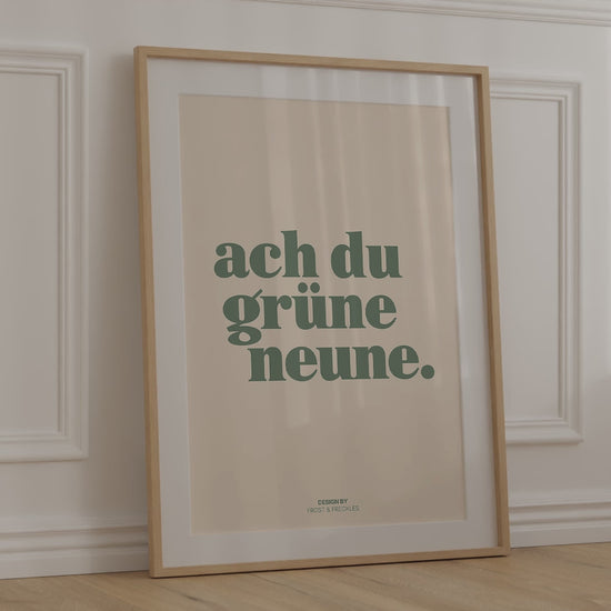 Lustiges Spruchposter Ach Du Grüne Neune, gerahmt an Wand lehnend