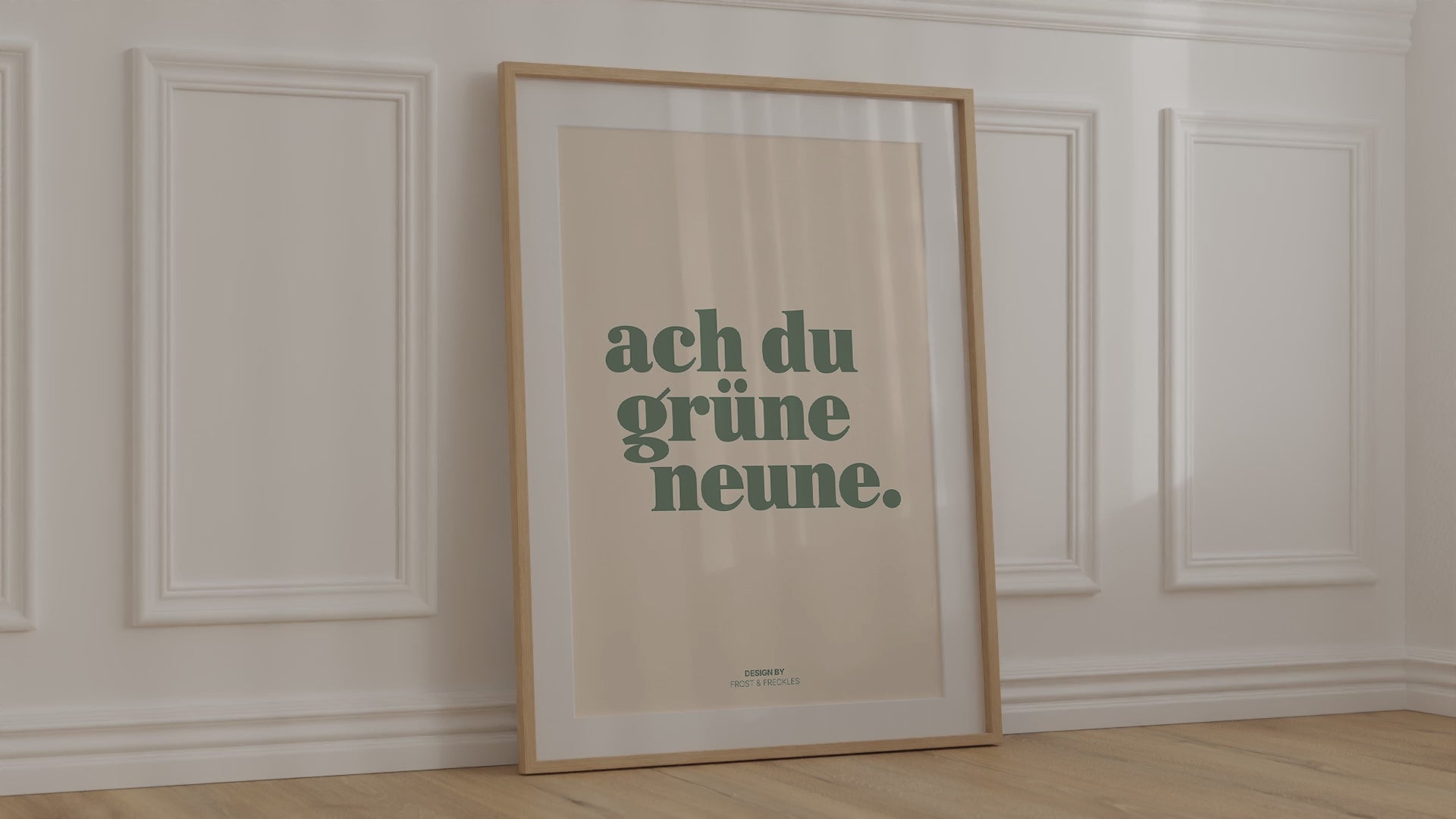 Lustiges Spruchposter Ach Du Grüne Neune, gerahmt an Wand lehnend