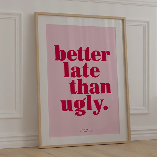 Modernes gerahmtes Typografie Poster "Better late than ugly" für über dem Badspiegel