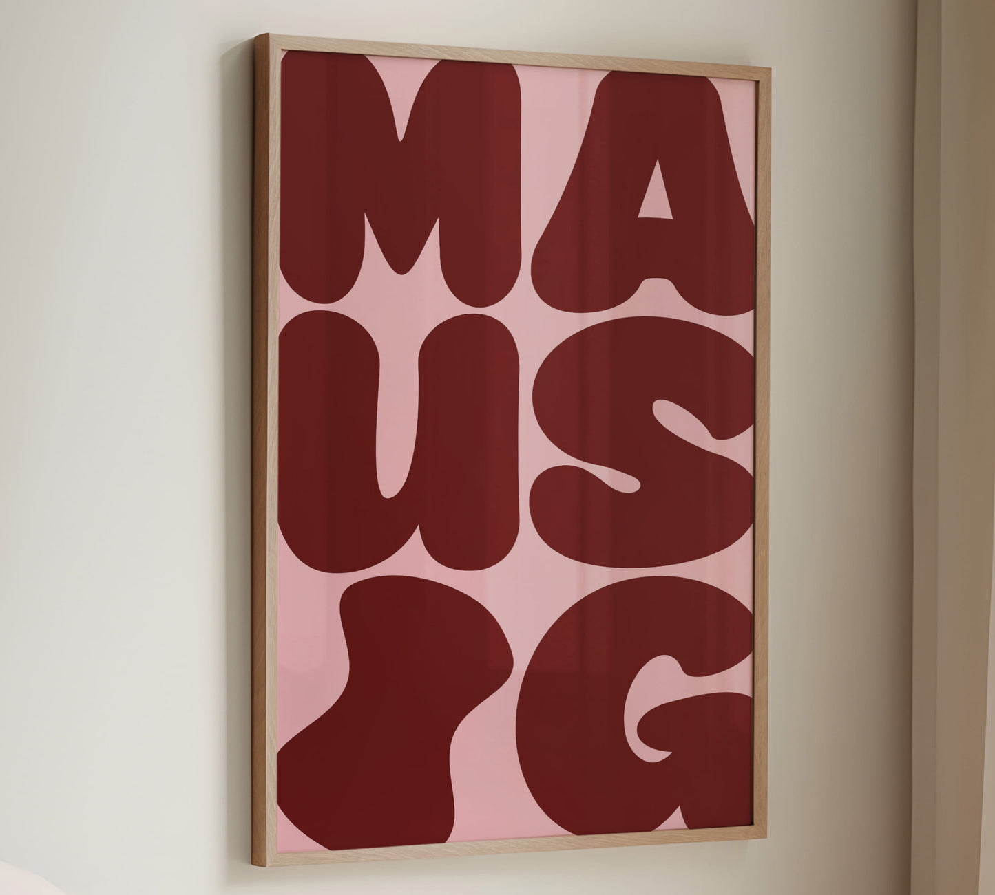 Das Poster MAUSIG im hellen Holzrahmen in einer modernen Küche neben Holz-Schneidebrettern.