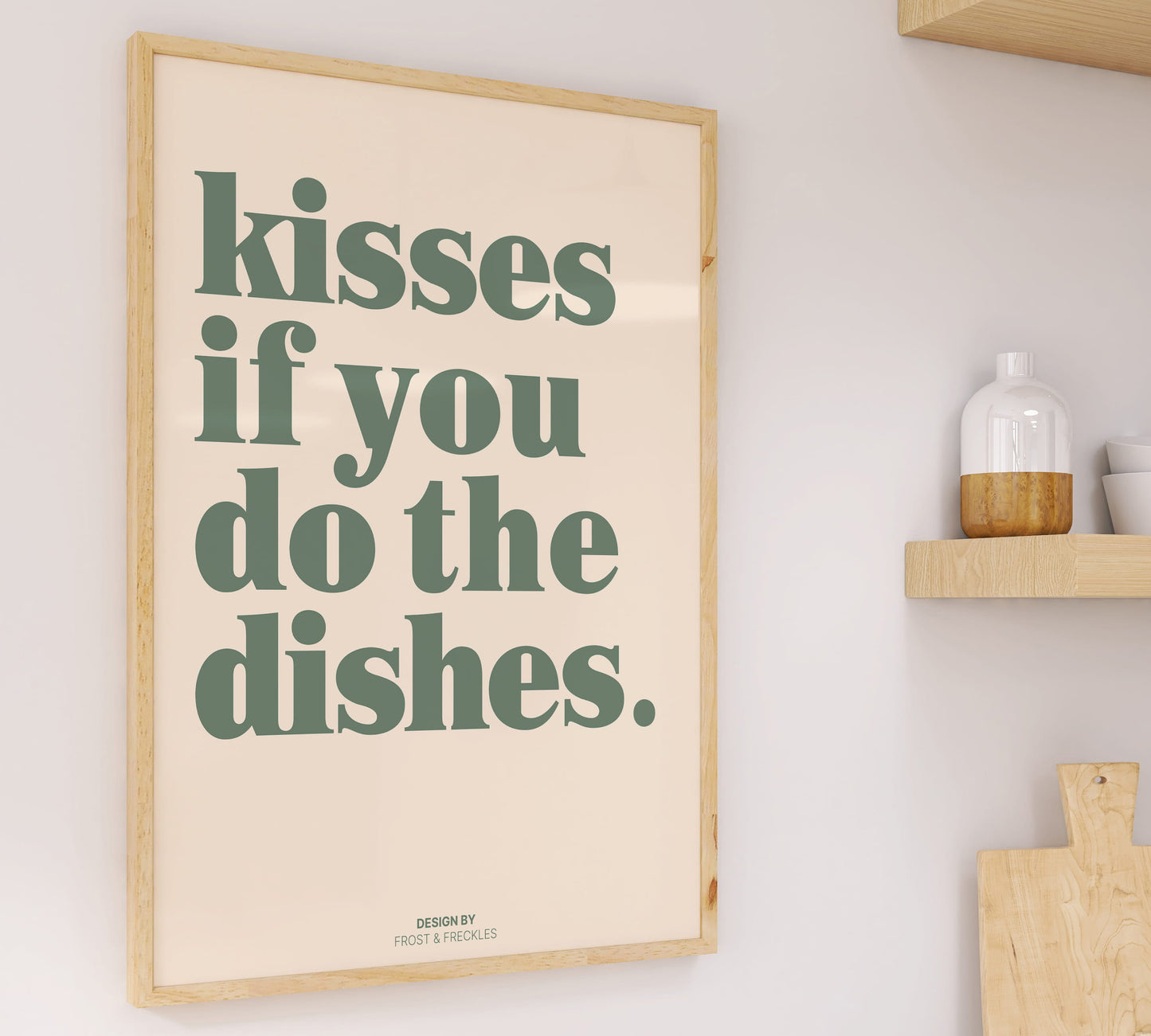 Funny quote Poster in sanftem Grün für moderne Küchen mit den Spruch "Kisses if you do the dishes"