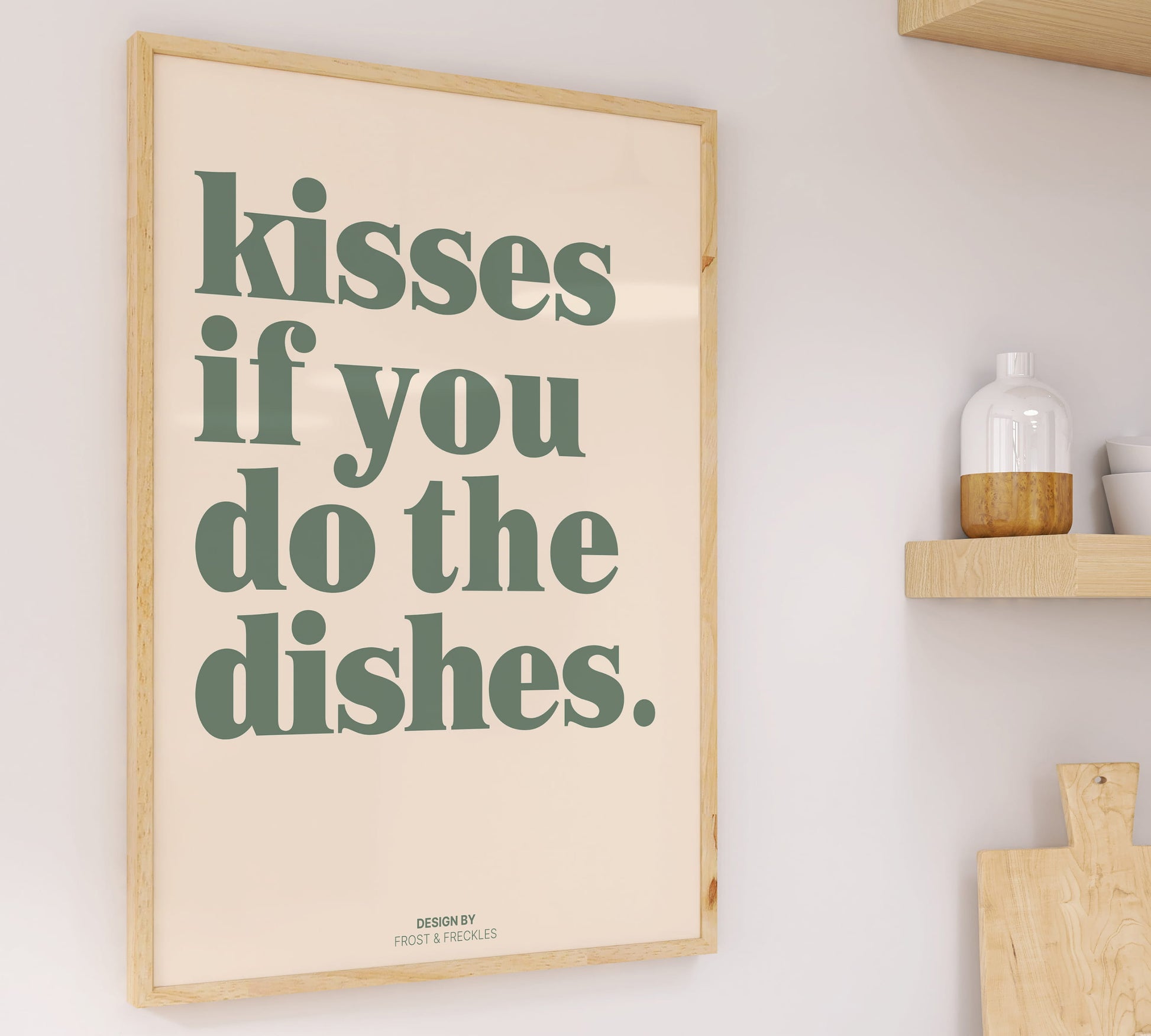 Funny quote Poster in sanftem Grün für moderne Küchen mit den Spruch "Kisses if you do the dishes"
