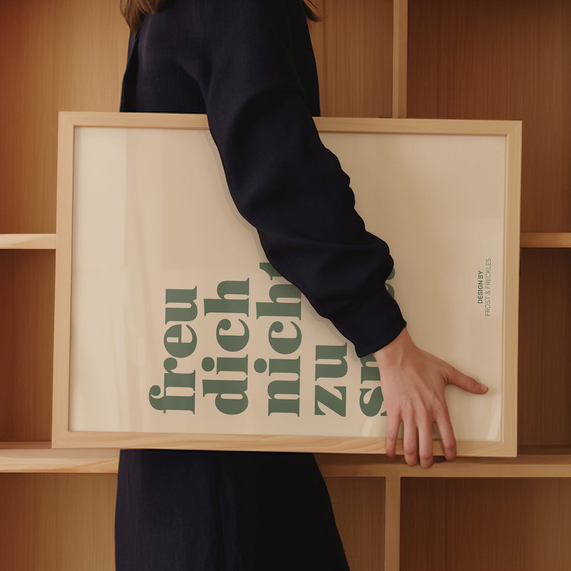Gerahmtes Poster in natürlichen Farben mit klarer Typografie und dem Spruch "Freu Dich Nicht Zu Früh"