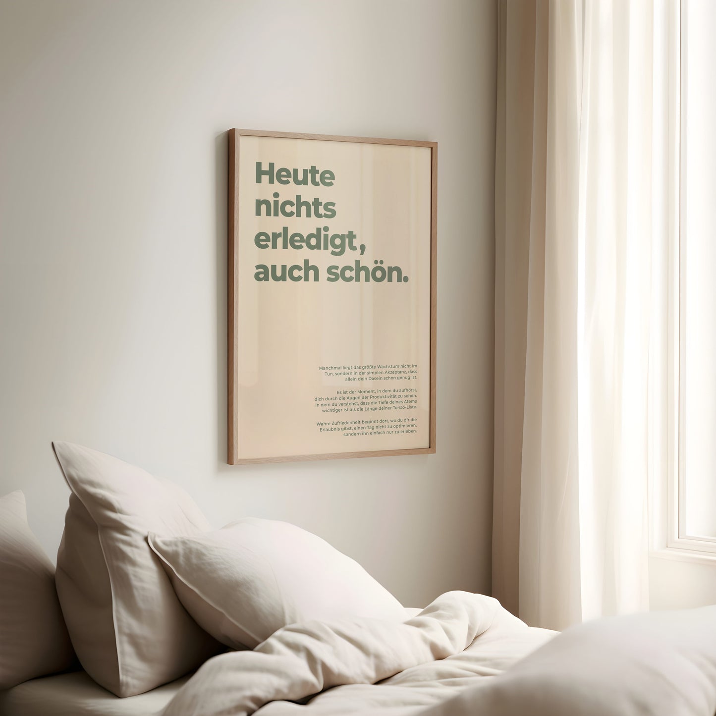 Das olivgrüne Typografie-Wandbild stilvoll kombiniert für alle, die Selbstliebe und Entschleunigung zelebrieren.