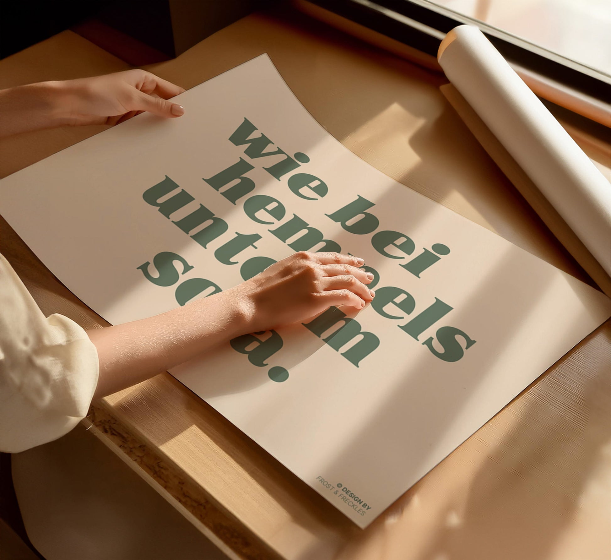 Lifestyle-Foto: Das salbeigrüne Spruch-Poster "Wie bei Hempels unterm Sofa" perfekt inszeniert in einem hellen, gemütlichen Wohnraum.