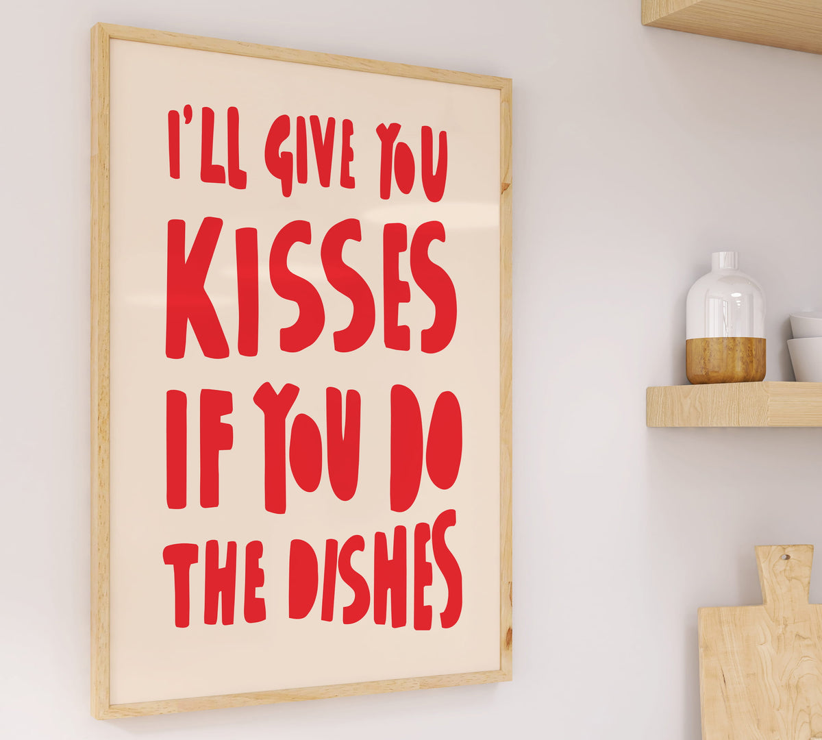 Ein charmantes Spruch-Poster mit dem Aufdruck "Kisses If You Do The Dishes" als originelle Geschenkidee zum Einzug in die erste gemeinsame Wohnung.