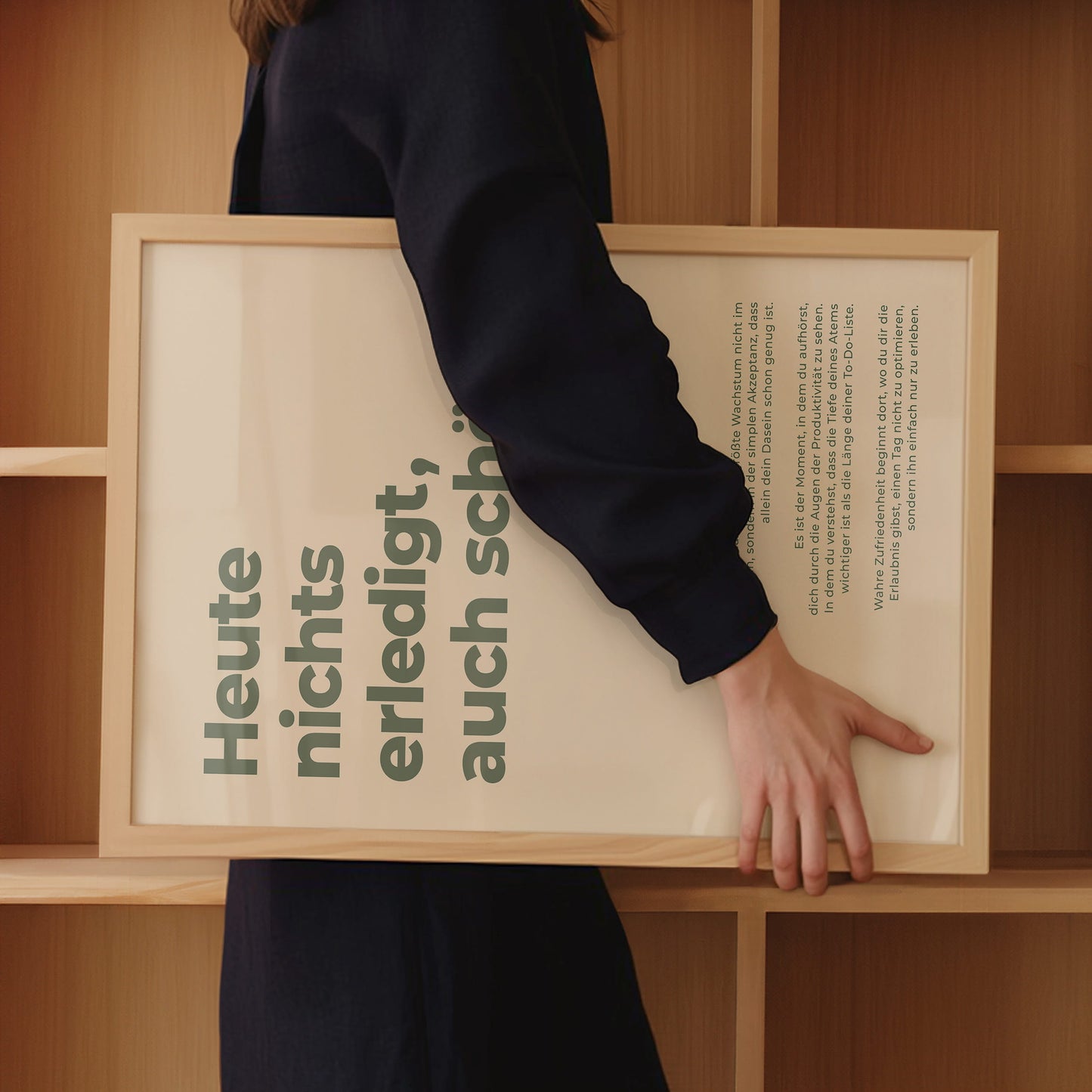 Detailansicht des hochwertigen Kunstdrucks mit salbeigrüner Schrift auf festem, strukturiertem Papier für die Gallery Wall.