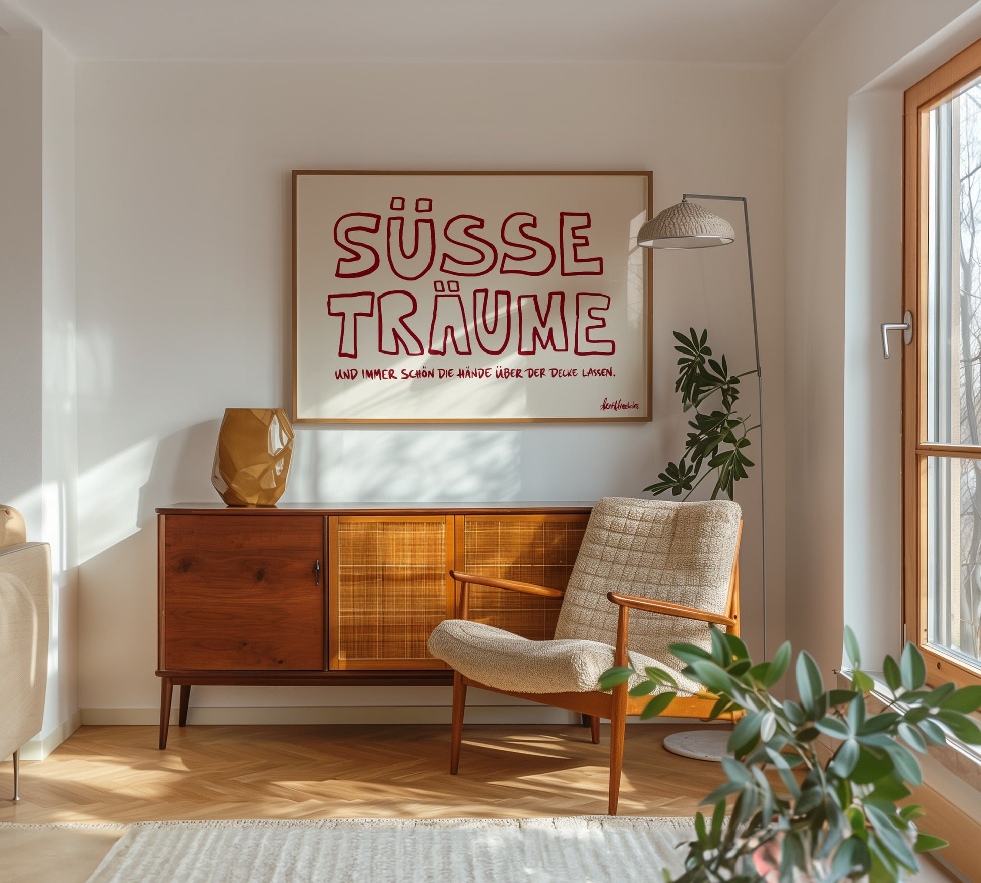 Ein "Schlaf Schön" Poster mit dem Text "Süße Träume", gerahmt über einer Kommode hängend in einem modernen Schlafzimmer.