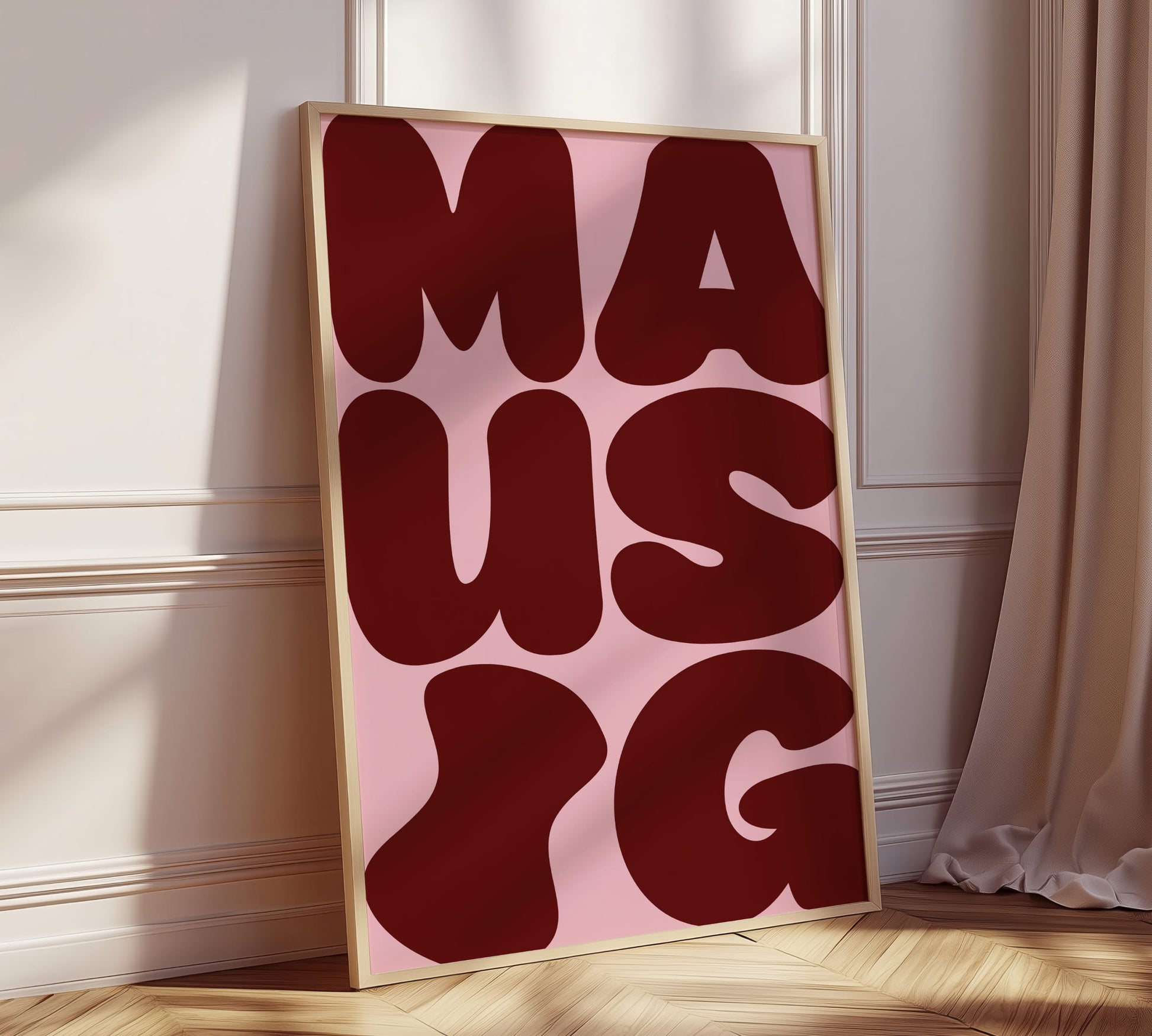 Das Poster MAUSIG im hellen Holzrahmen in einem modernen Schlafzimmer neben dem Fenster