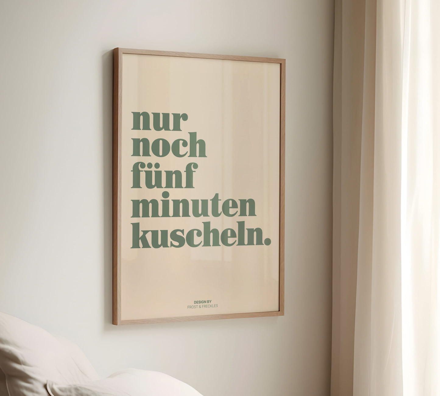 Lifestyle-Foto: "Nur noch 5 Minuten kuscheln" Print in einem Eichenholzrahmen für den skandinavischen Wohnstil.