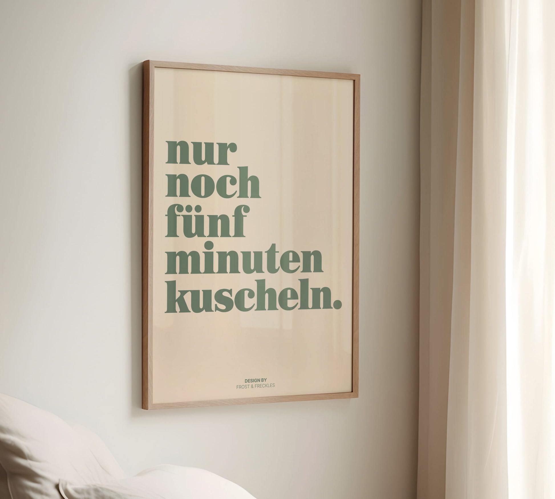 Lifestyle-Foto: "Nur noch 5 Minuten kuscheln" Print in einem Eichenholzrahmen für den skandinavischen Wohnstil.