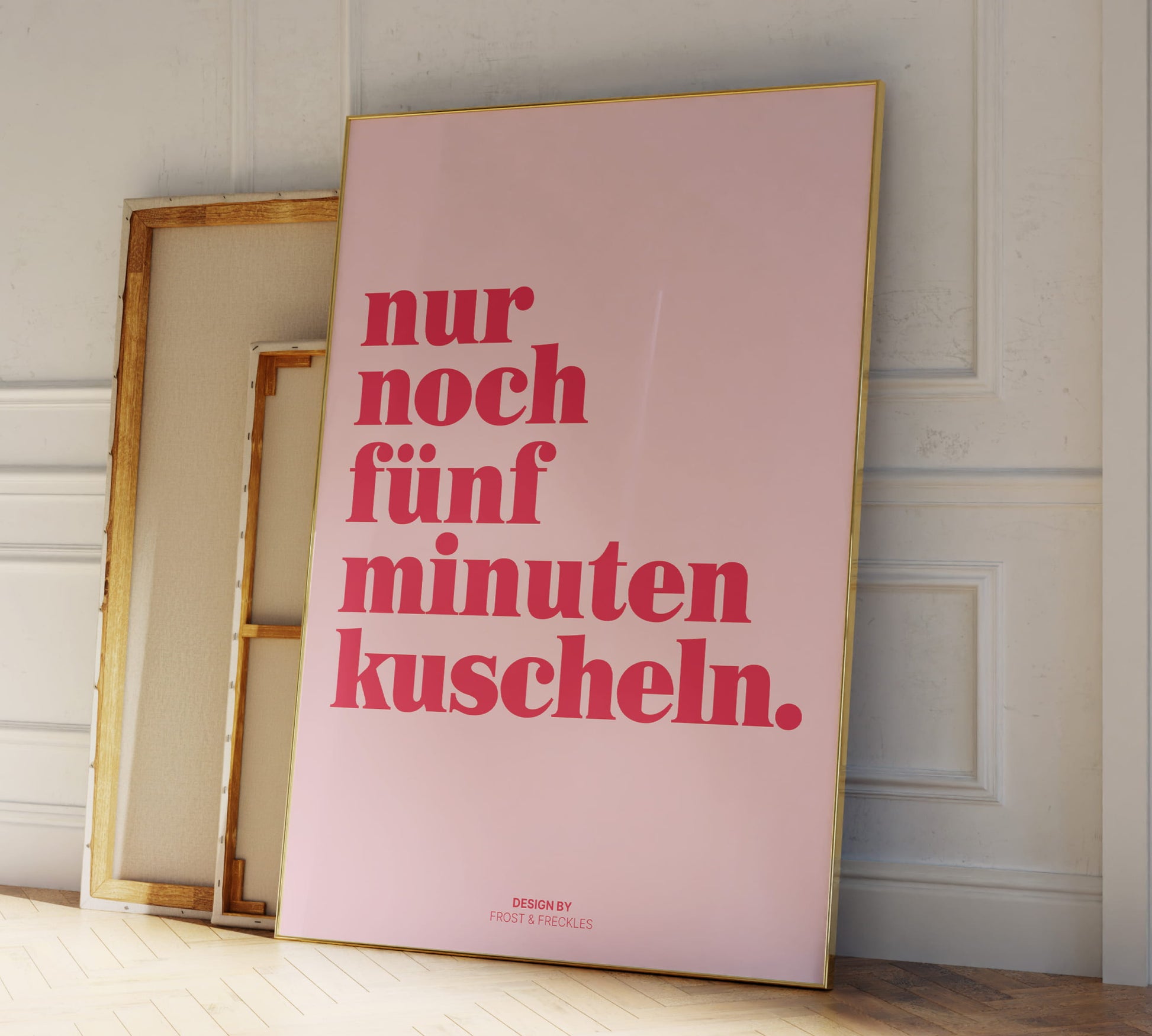 Lustiges Spruch-Poster für Paare im Format 50x70 als Fokuspunkt der Schlafzimmergestaltung.