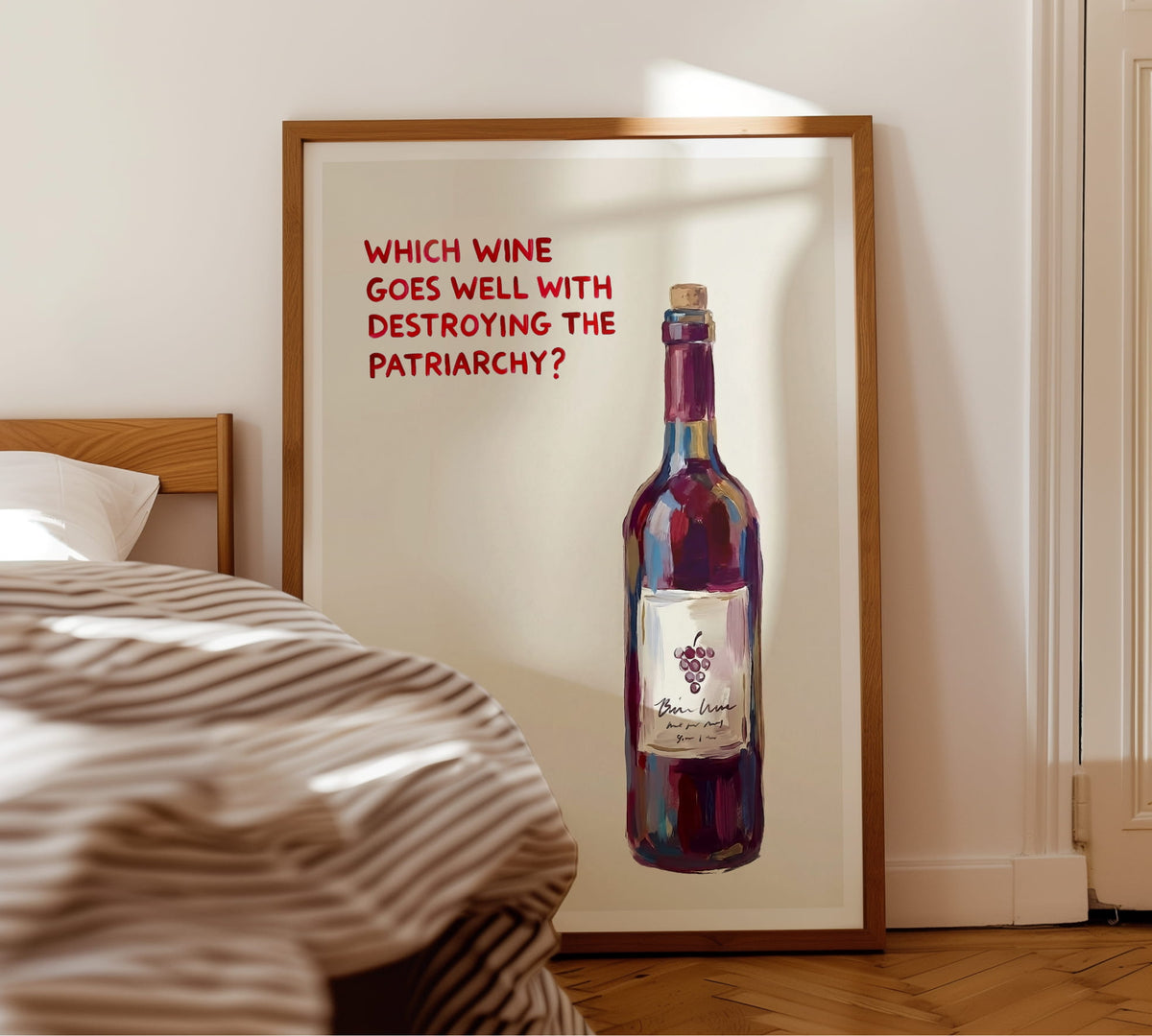 Gerahmter feministischer Kunstdruck mit Wein-Spruch in einem hellen Holzrahmen an einer Wand in der Küche neben dem Bett.