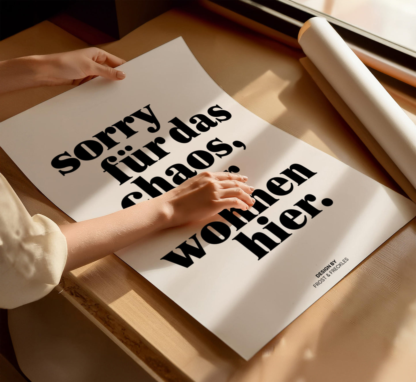 Humorvolles Flur Poster mit dem Spruch "Excuse the chaos we live here" auf Deutsch