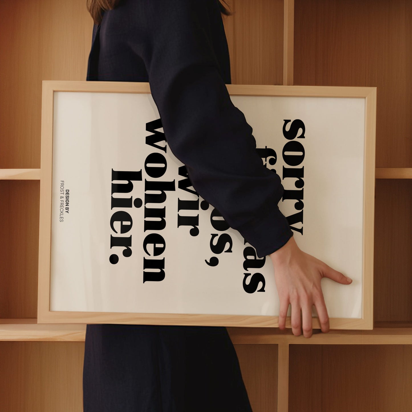 Modernes Schwarz-weißes Typografie Poster für Flur oder Garderobe mit dem deutsche Spruch "Excuse The Chaos We Live Here"