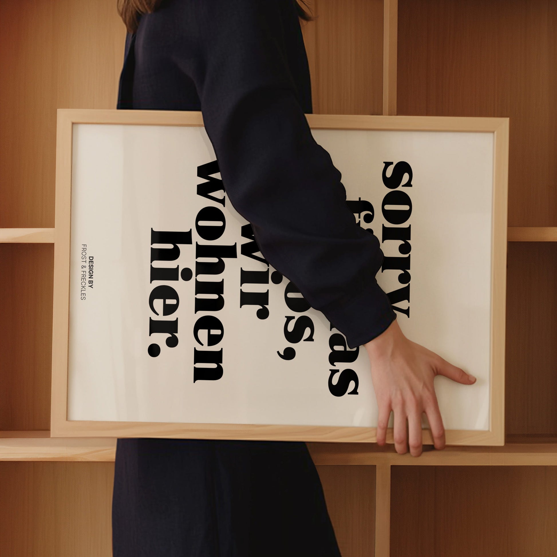 Modernes Schwarz-weißes Typografie Poster für Flur oder Garderobe mit dem deutsche Spruch "Excuse The Chaos We Live Here"