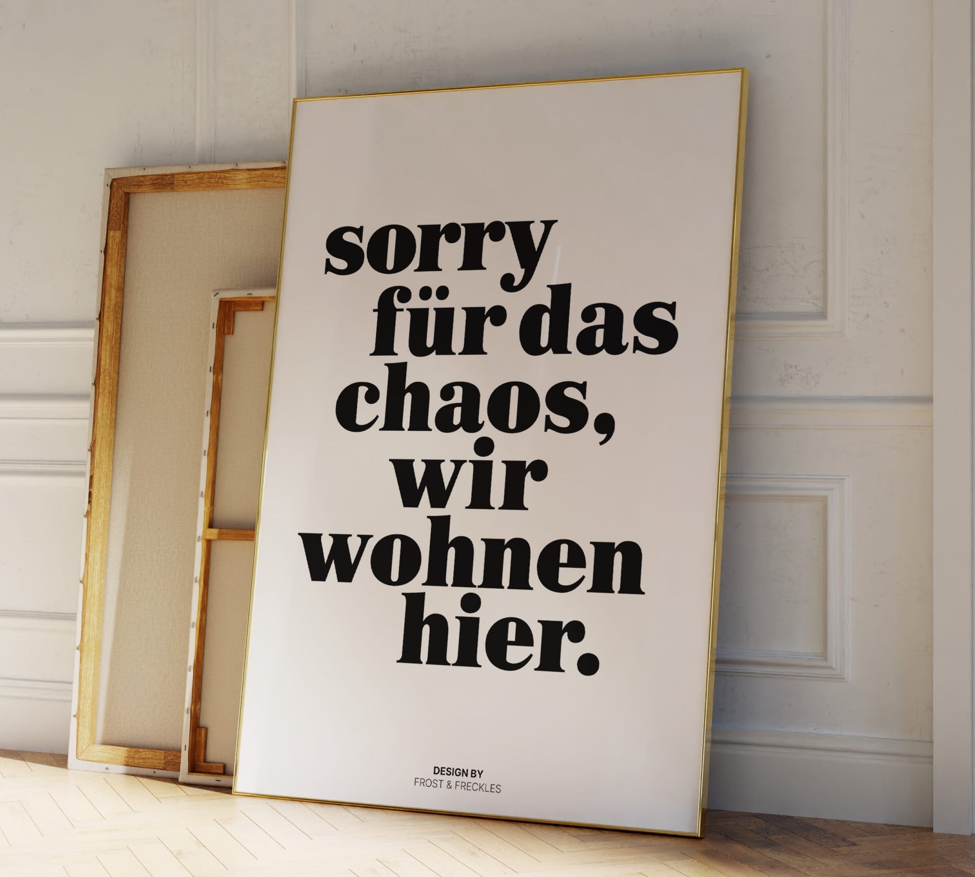 Gerahmtes Typografie Poster "Sorry für das Chaos, wir wohnen hier" in Schwarz-Weiß