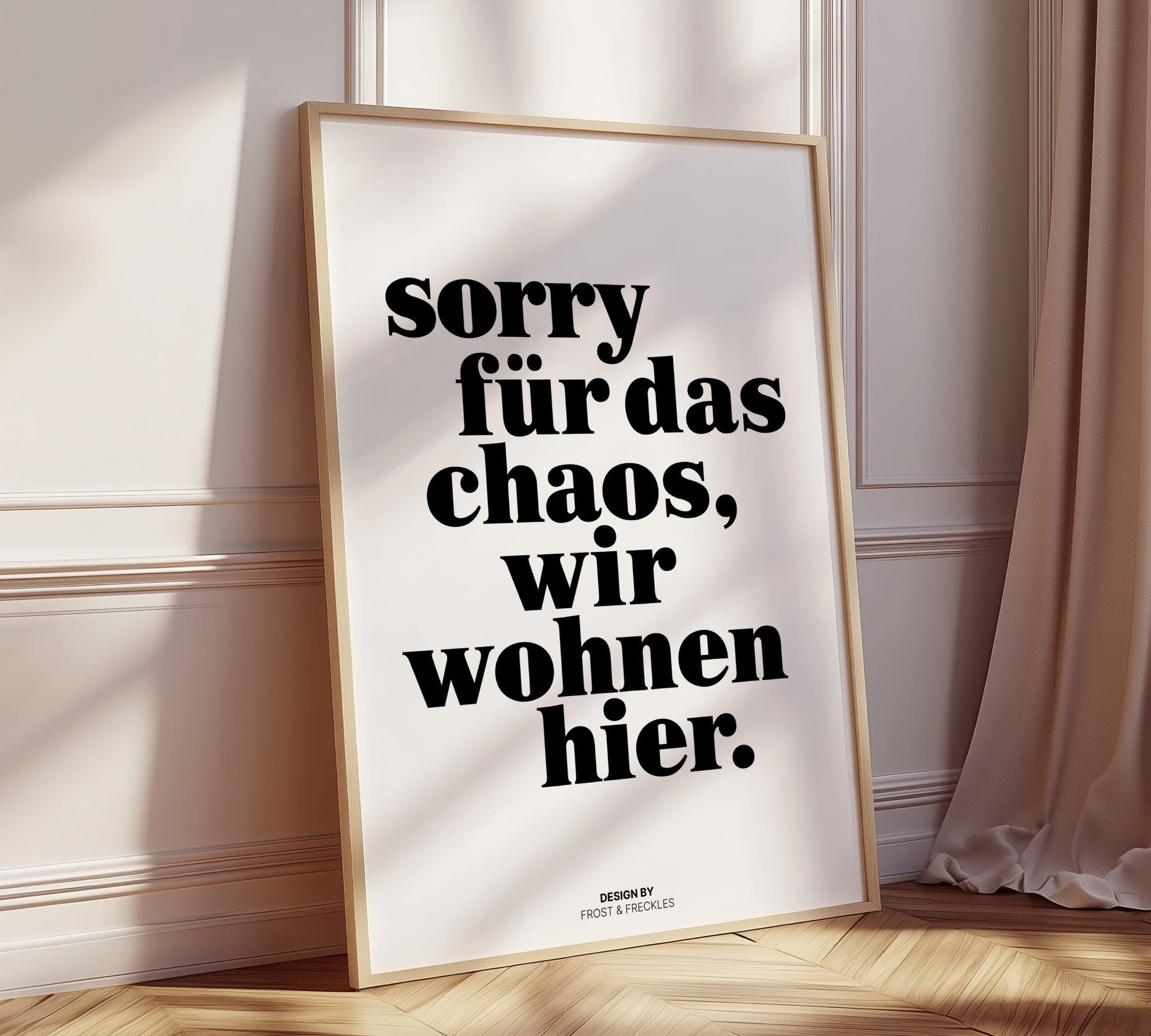 Humorvolles Sprüche-Poster für den Eingangsbereich, gerahmt an Flurwand lehnend 