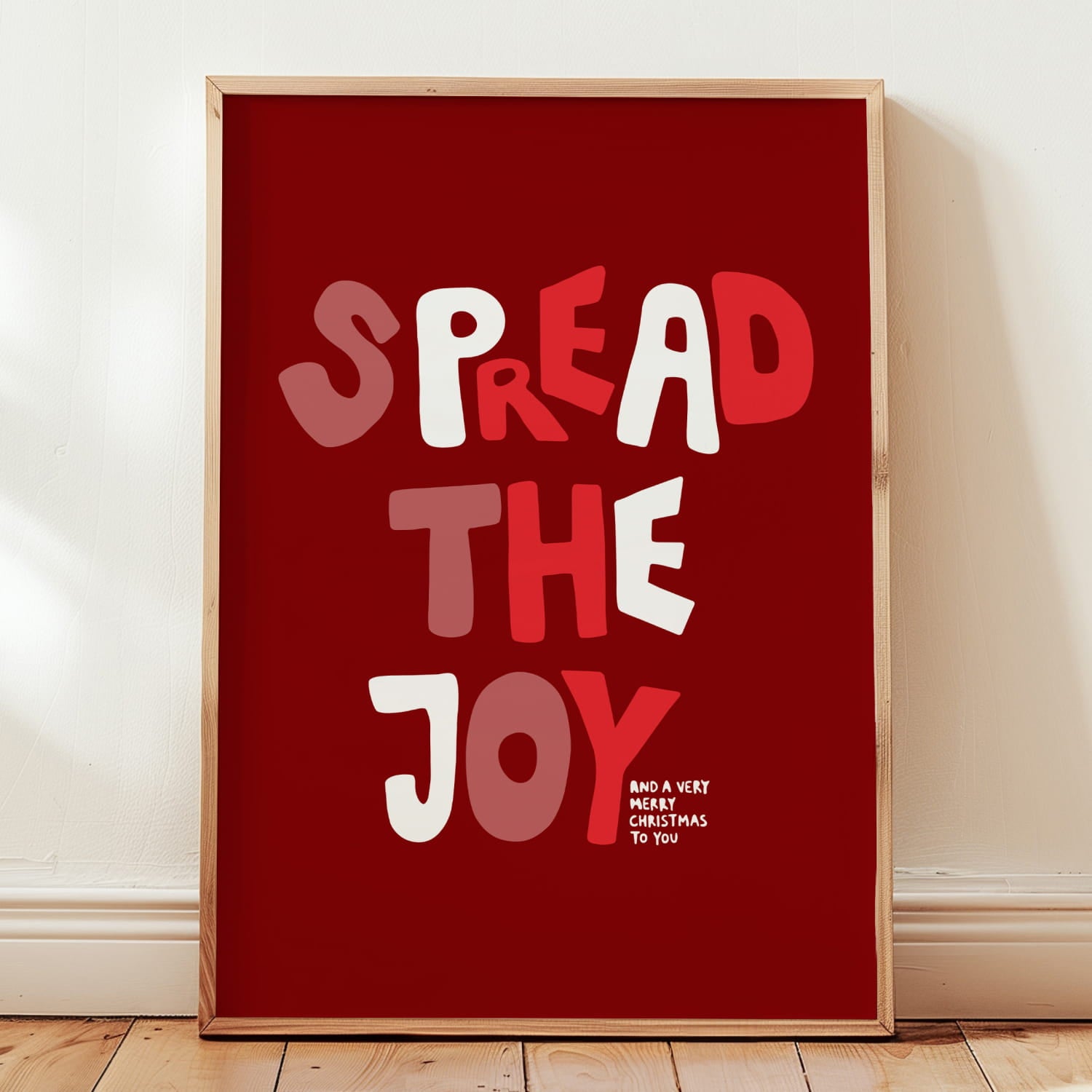 Festliches Weihnachts-Poster mit dem Spruch „Spread the Joy“ in moderner Serifenschrift auf weihnachtlichem Hintergrund.