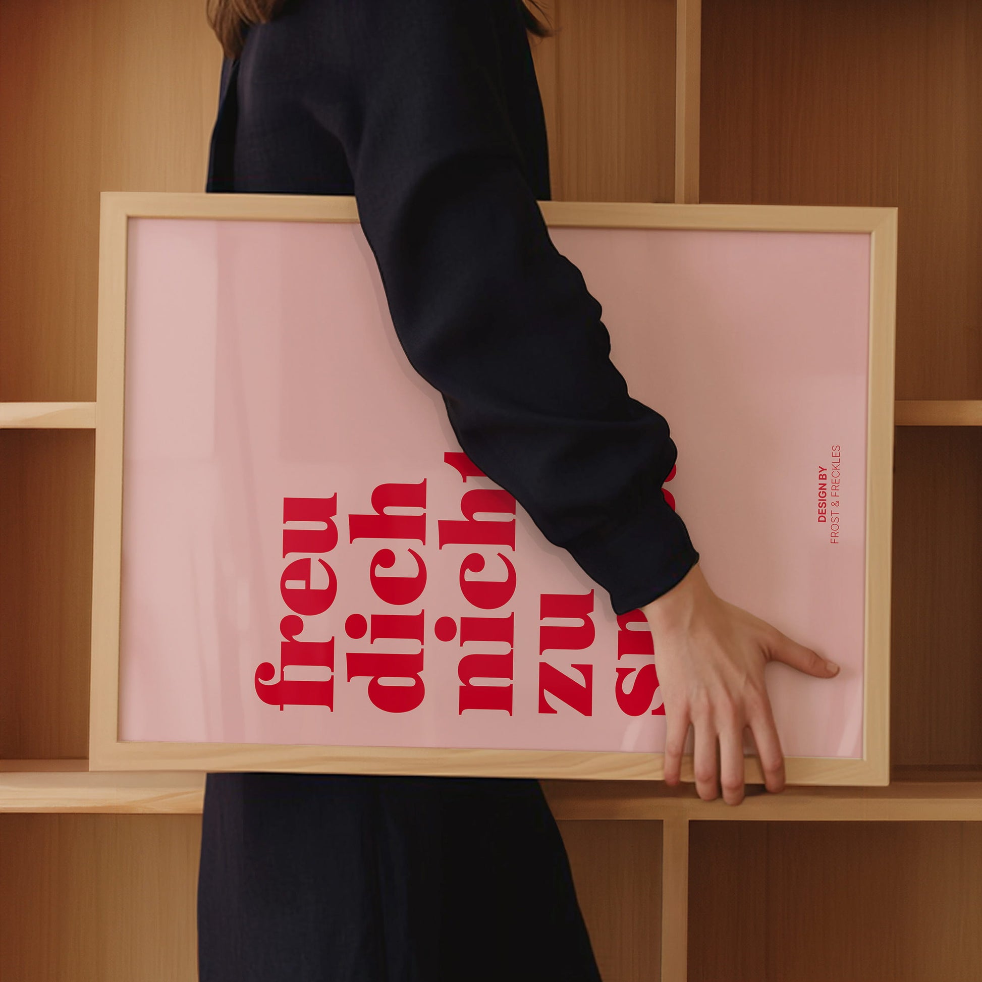Rotes Spruchposter mit dem Satz "Freu Dich Nicht Zu Spät" als Statement für Gallery Wall