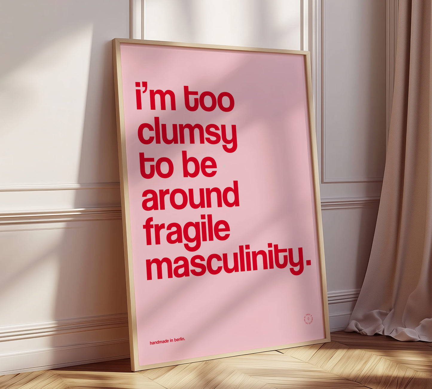 Modernes Girl-Power-Wandbild mit humorvollem Spruch "I'm Too Clumsy To Be Around Fragile Masculinity" für eine trendige Gallery Wall im Schlafzimmer.