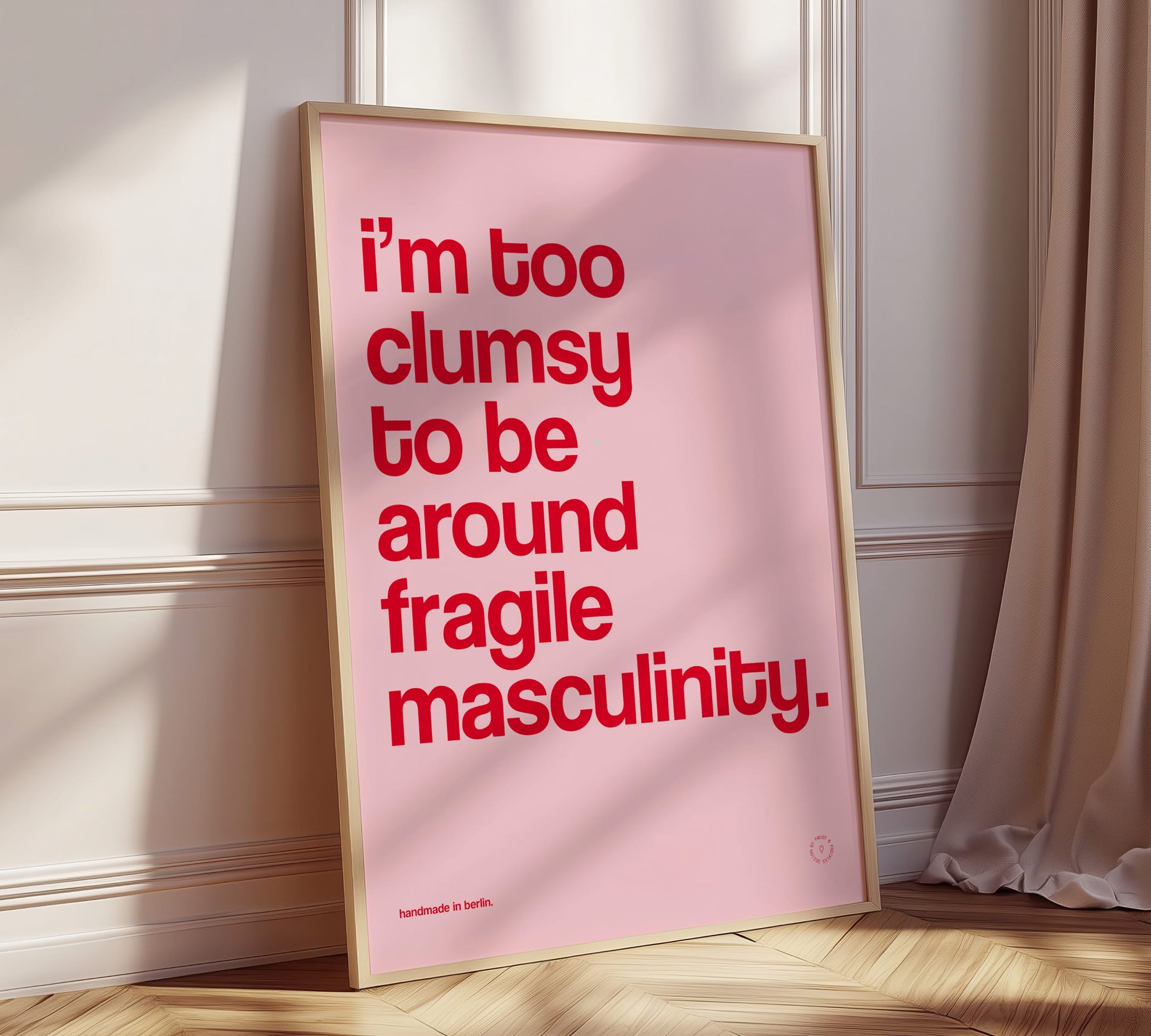 Modernes Girl-Power-Wandbild mit humorvollem Spruch "I'm Too Clumsy To Be Around Fragile Masculinity" für eine trendige Gallery Wall im Schlafzimmer.