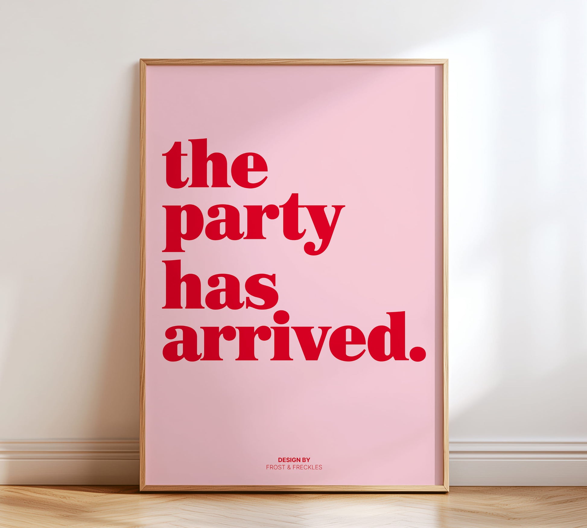 Minimalistisches Typografie-Poster mit dem Kaulitz & Kaulitz Spruch „The party has arrived" in kräftiger roter Schrift auf rosa Hintergrund 