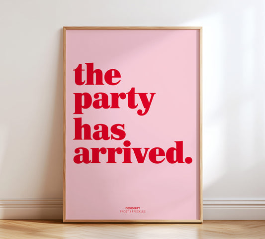 Minimalistisches Typografie-Poster mit dem Kaulitz & Kaulitz Spruch „The party has arrived" in kräftiger roter Schrift auf rosa Hintergrund 