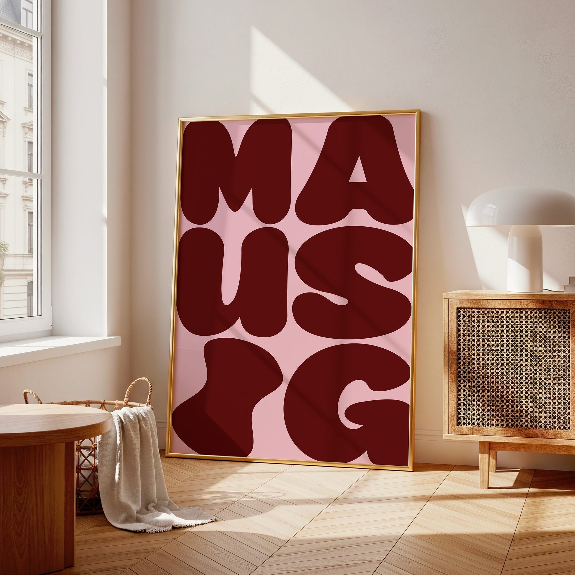 Hochwertiger Print mit dem Schriftzug MAUSIG, der den aktuellen Retro-Grafik-Trend 2026 widerspiegelt.