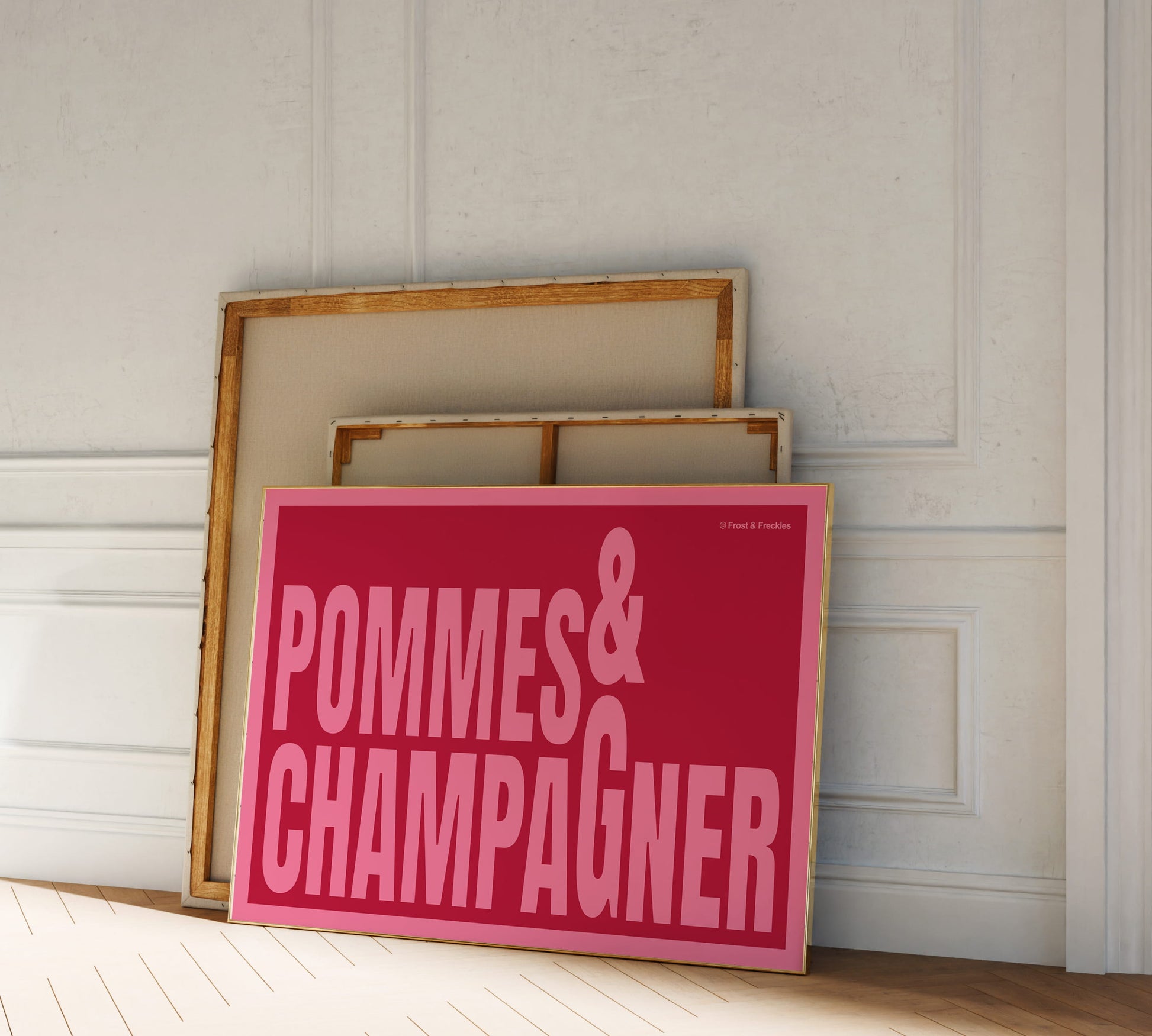 Minimalistisches Poster mit auffälliger Farbwirkung, gerahmt an Wohnzimmerwand lehnend