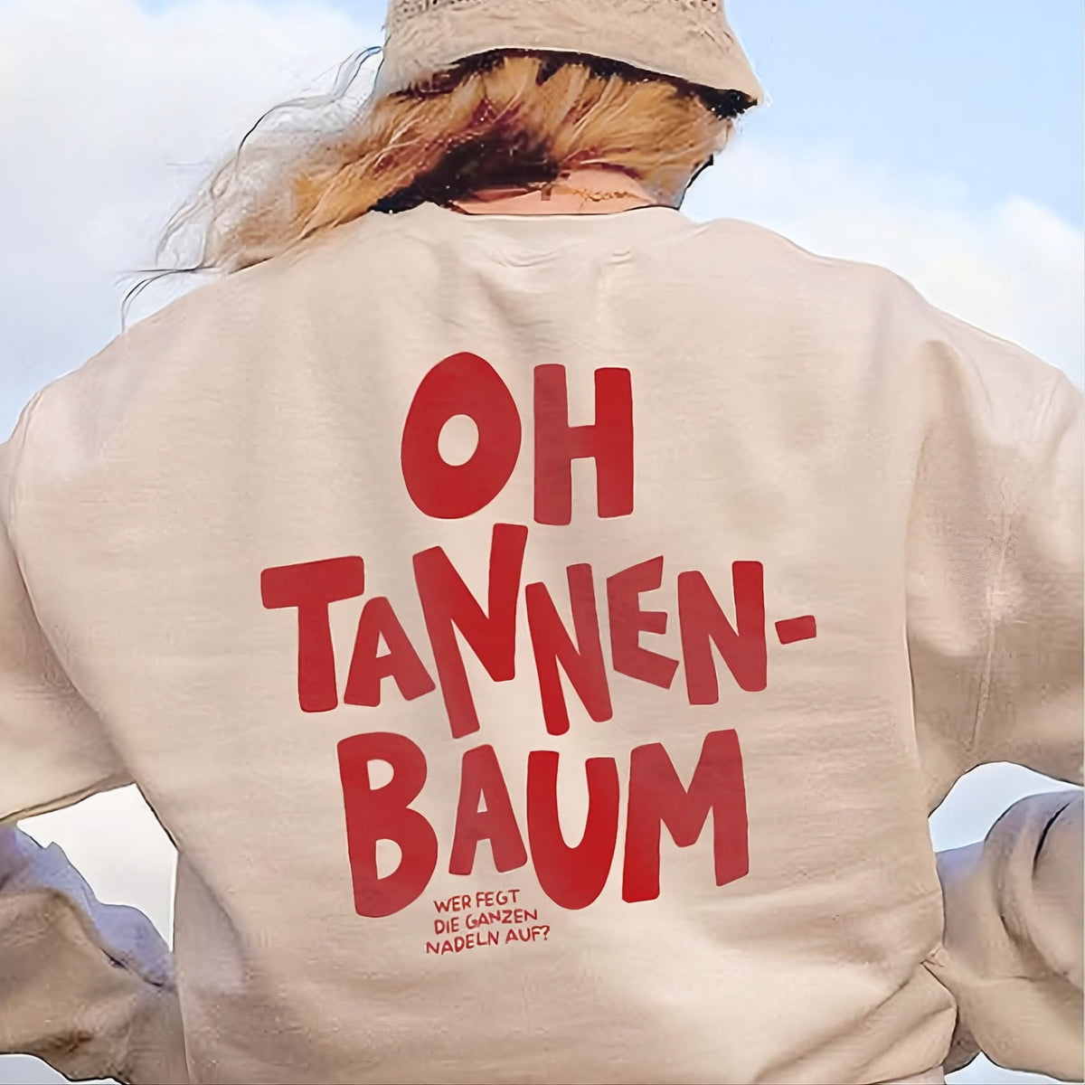 Nahaufnahme vom Back Print des lustigen „Oh Tannenbaum“ Unisex Sweaters.
