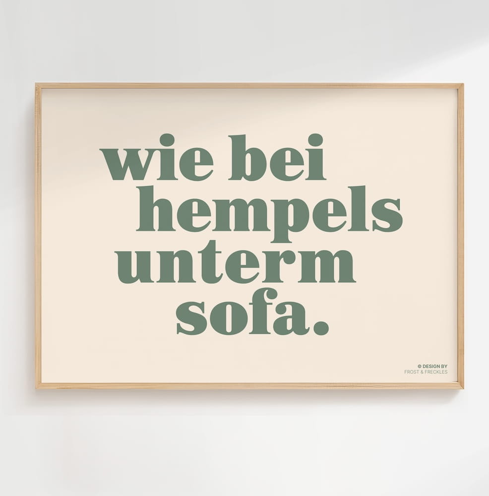 Das perfekte Wandbild für das tägliche Familienchaos – wie bei Hempels unterm Sofa Poster gerahmt im Wohnzimmer.