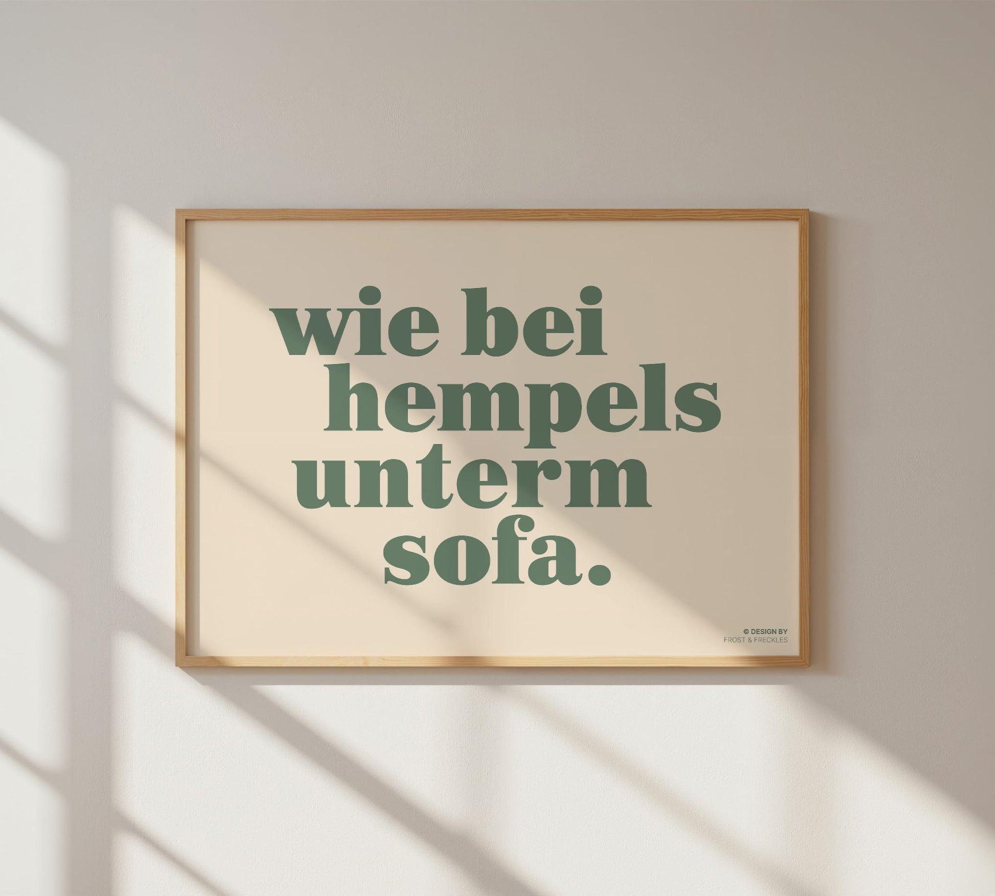 Minimalistisches Typografie-Poster im Stellavie-Stil mit dem deutschen Spruch "Wie bei Hempels unterm Sofa" in salbeigrüner Schrift auf beige-farbenem Hintergrund.