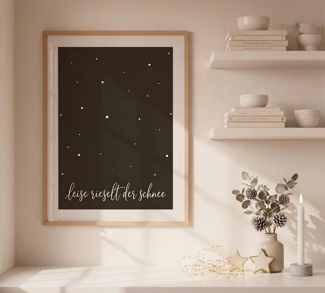 Gemütliches Einrichtungsbeispiel: Das winterliche Wandbild kombiniert mit Tannenweihnachtsgrün, Kerzen und Lichterketten.