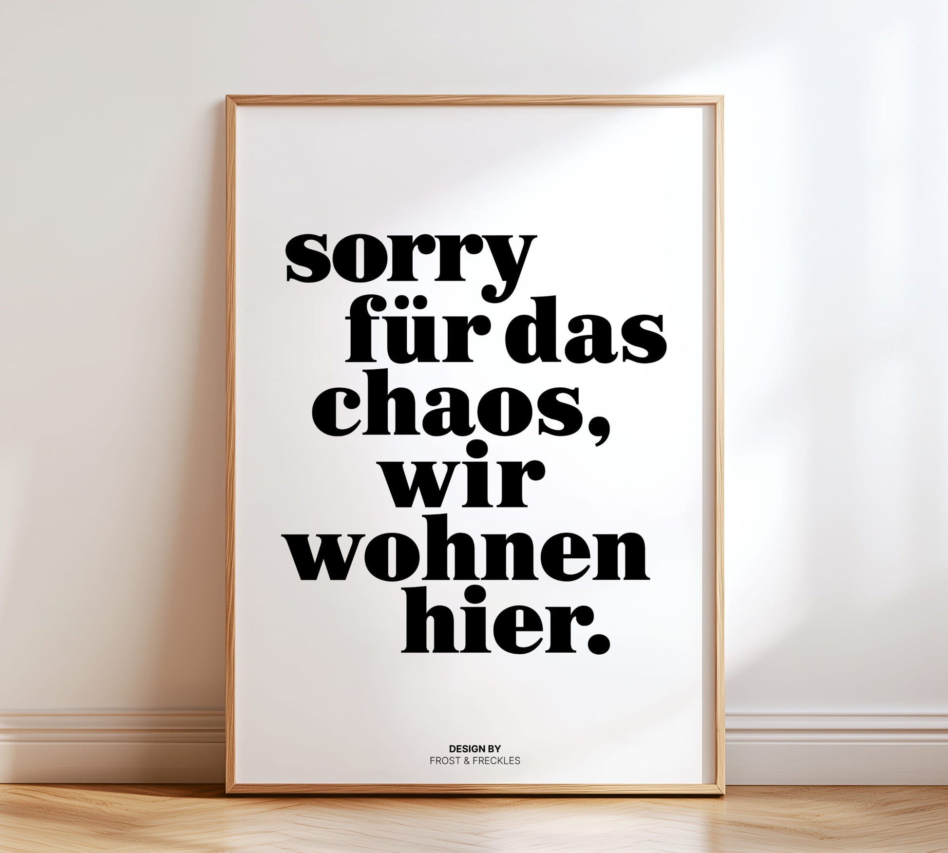 Humorvolles Familienposter für den Eingangsbereich mit schlichter, moderner schwarz-weiß Typografie.