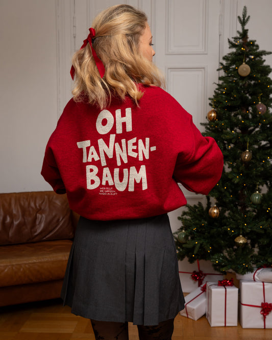 Rückansicht des lustigen „Oh Tannenbaum“ Crewneck Pullovers in Cardinal Red von Frost & Freckles als stylische Alternative zum klassischen Ugly Christmas Sweater.