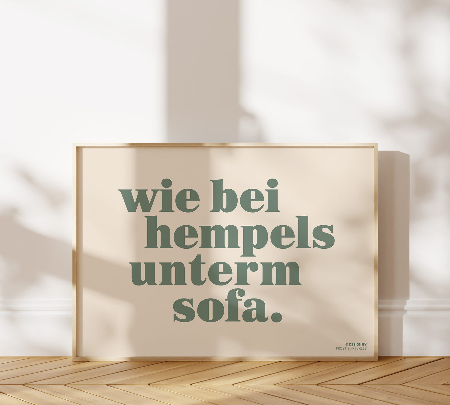 Detailansicht der tiefen, salbeigrünen Serifenschrift und der feinen Papiertextur des "Wie bei Hempels unterm Sofa" Prints.